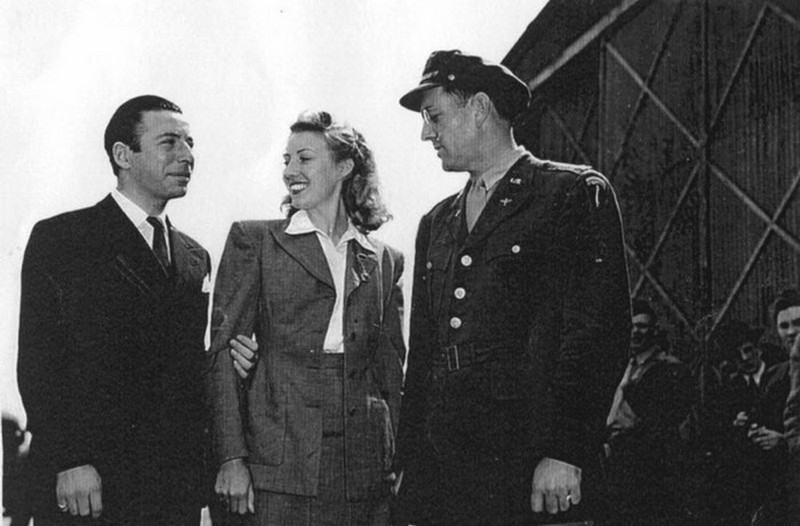 9 OUTSIDE HANGAR 226 GLEN MILLER VERA LYNN AND JOE LOSS AUGUST 15 1944