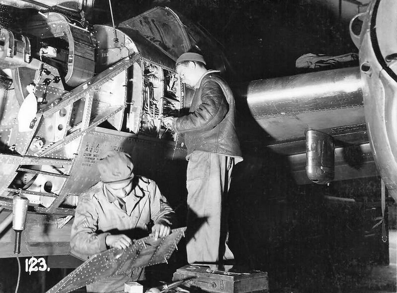 P-38_Lightning_Maintenance_Burtonwood_England_2