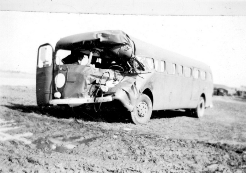 photo 5 5burtonwood accident gi bus belonging to 5th ap group when returning to camp from warrington september ww2 winte